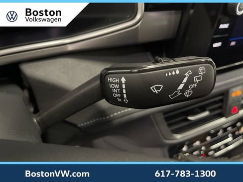 Used 2025 Volkswagen Taos SE image 13