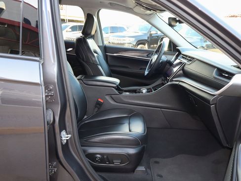 Used 2023 Jeep Grand Cherokee Limited image 27