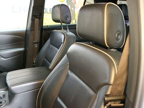 Used 2023 Chevrolet Traverse Premier image 20