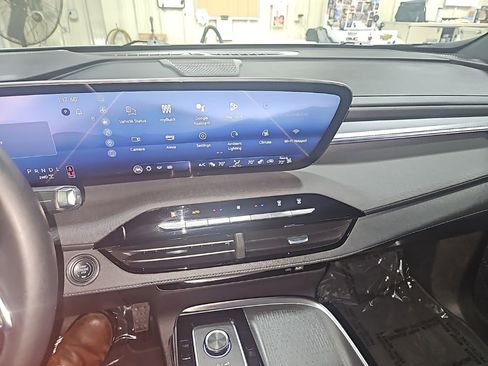 Used 2025 Buick Enclave Sport Touring image 14