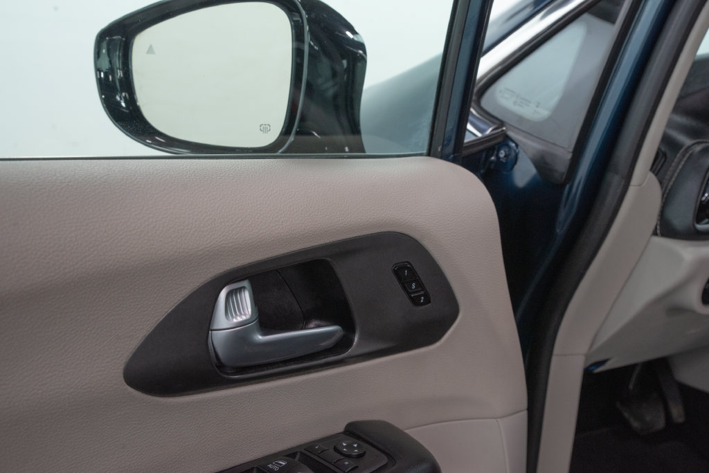 Used 2024 Chrysler Pacifica Limited FWD image 9