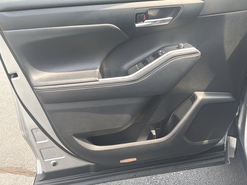 Used 2022 Toyota Highlander XLE FWD image 22