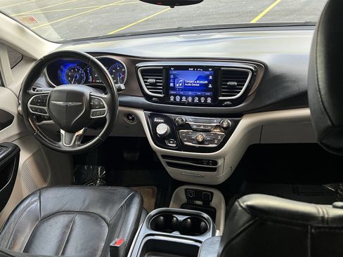 Used 2017 Chrysler Pacifica Touring-L FWD image 18