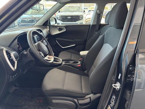 Used 2025 Kia Soul LX w/ LX Technology Package FWD image 25