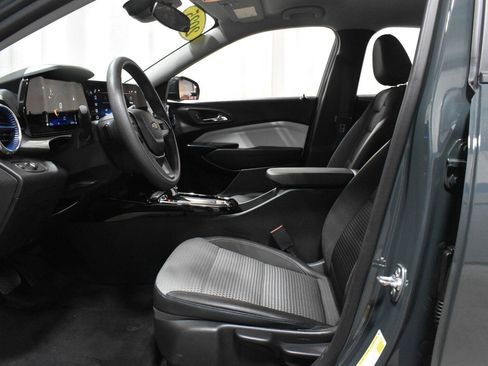 Used 2025 Chevrolet Trax LT FWD image 3