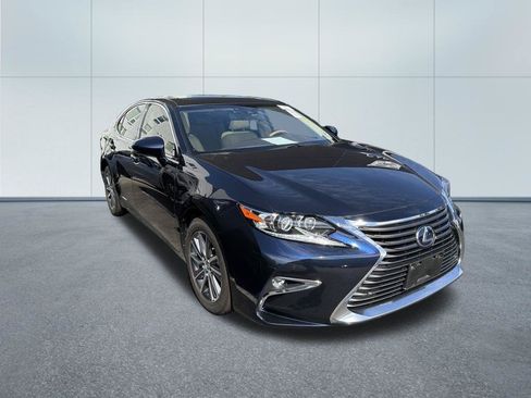 Used 2018 Lexus ES 300h w/ Luxury Package FWD image 3