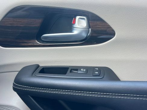Used 2023 Chrysler Pacifica Limited FWD image 22