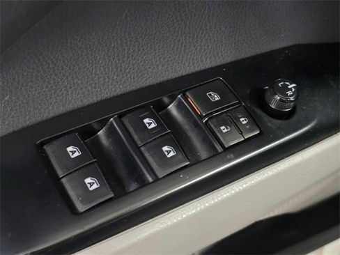 Used 2019 Toyota Camry LE image 21