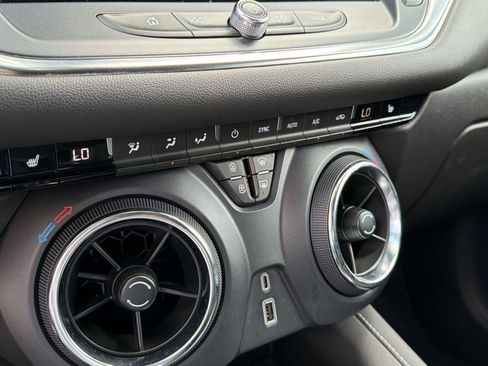 Certified 2025 Chevrolet Blazer LT FWD image 25