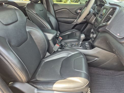 Used 2019 Jeep Cherokee Latitude Plus w/ Comfort/Convenience Group AWD/4WD image 23