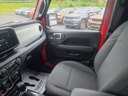 Used 2026 Jeep Wrangler Unlimited Sahara AWD/4WD image 15