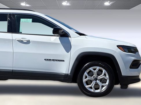 Used 2025 Jeep Compass Latitude AWD/4WD image 34