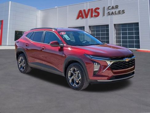 Used 2025 Chevrolet Trax LT w/ LT Convenience Package image 3