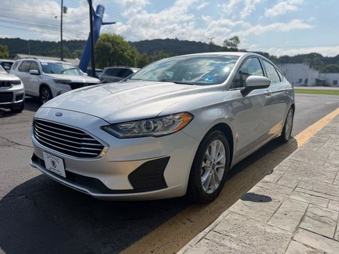 Used 2019 Ford Fusion SE FWD image 4