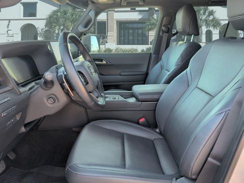 Used 2024 Lexus GX 550 w/ Accessory Package (Z1) AWD/4WD image 11