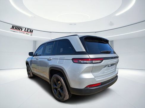 New 2025 Jeep Grand Cherokee Altitude RWD image 5