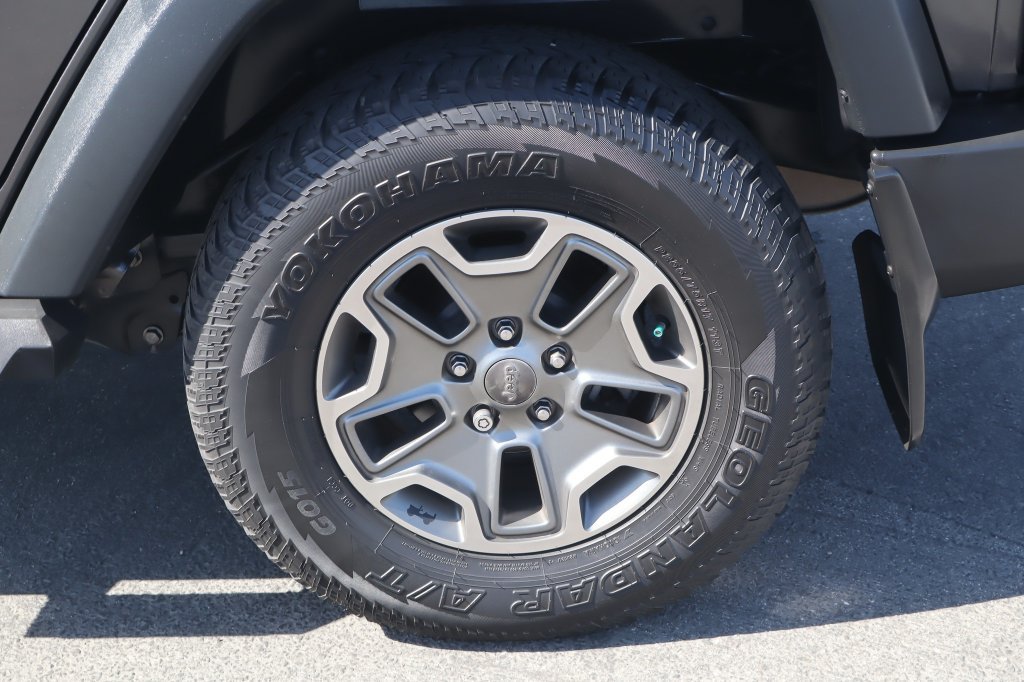 Used 2018 Jeep Wrangler Unlimited Rubicon w/ Connectivity Group AWD/4WD image 16