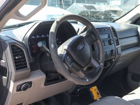 Used 2017 Ford F550 2WD Regular Cab Super Duty image 17