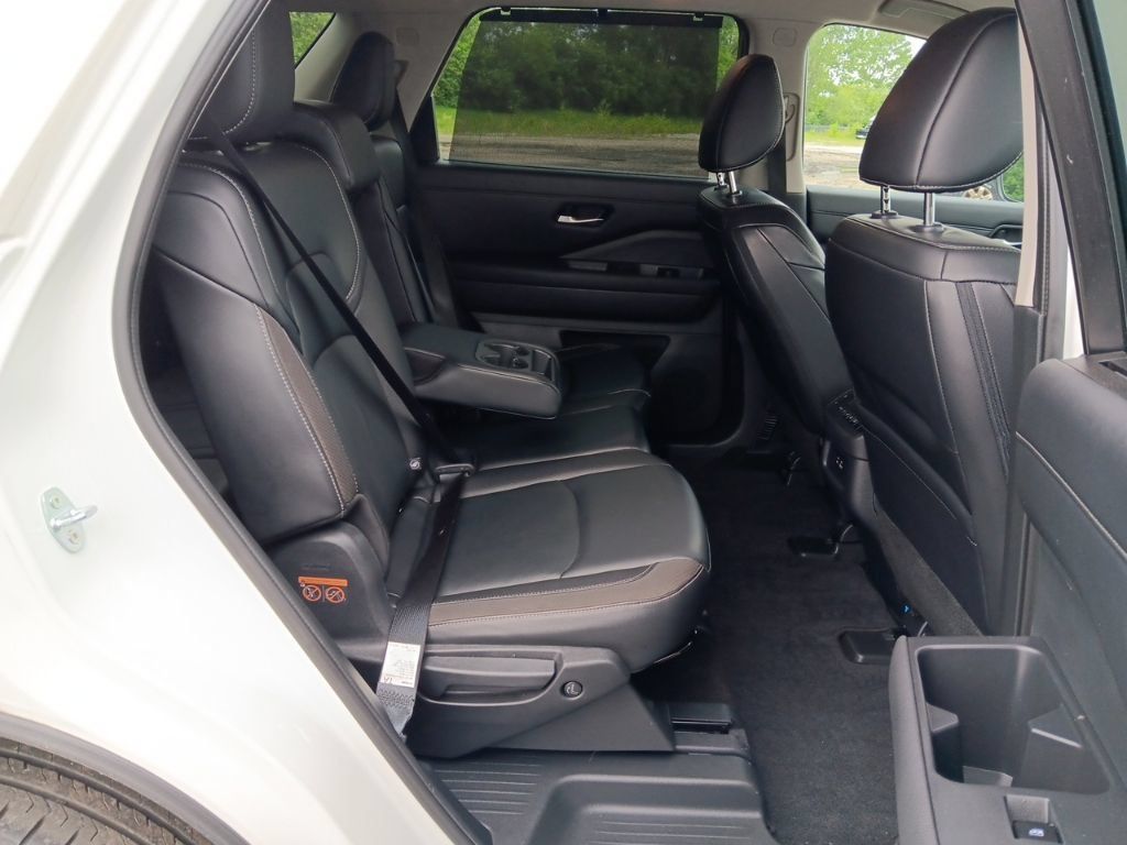 Used 2023 Nissan Pathfinder SL AWD/4WD image 35