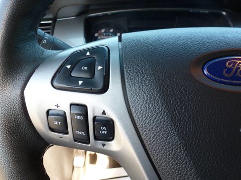 Used 2017 Ford Taurus SEL FWD image 20