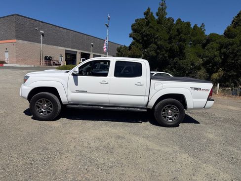 Used 2015 Toyota Tacoma 4x4 Double Cab w/ TRD Sport Package image 2