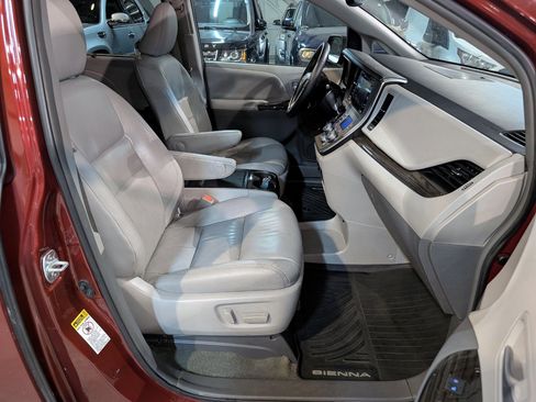 Used 2017 Toyota Sienna XLE Premium image 34