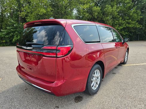 Used 2025 Chrysler Pacifica Select FWD image 4