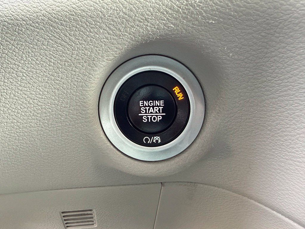 Used 2024 Chrysler Pacifica Touring-L FWD image 28
