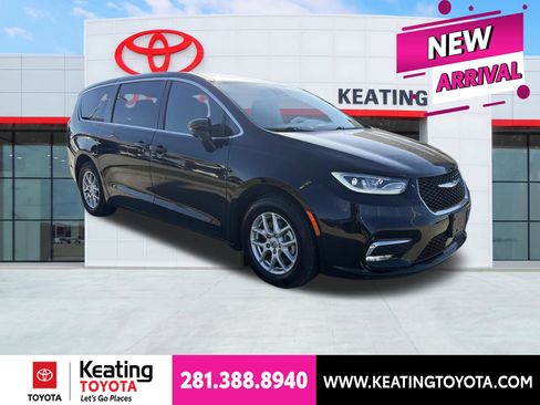 Used 2025 Chrysler Pacifica Select FWD image 1