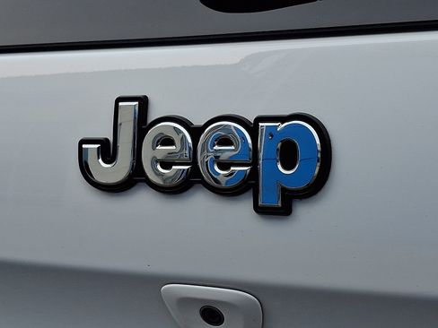 Used 2017 Jeep Cherokee Latitude w/ Cold Weather Group AWD/4WD image 30