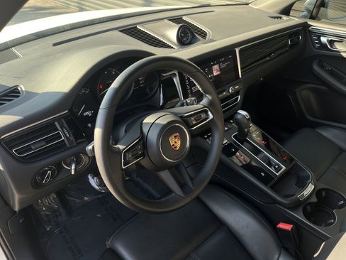 Certified 2022 Porsche Macan image 4
