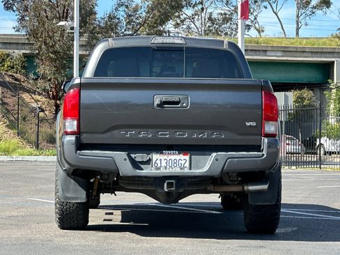 Used 2017 Toyota Tacoma TRD Off-Road image 4