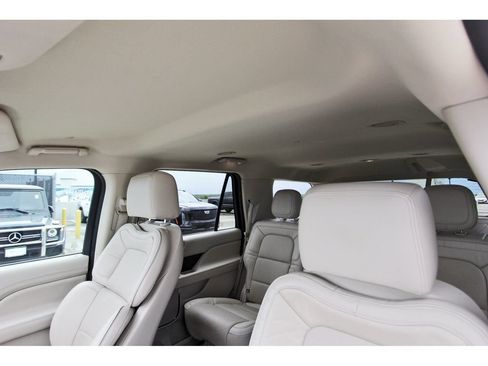 Used 2018 Lincoln Navigator Select w/ Technology Package RWD image 27
