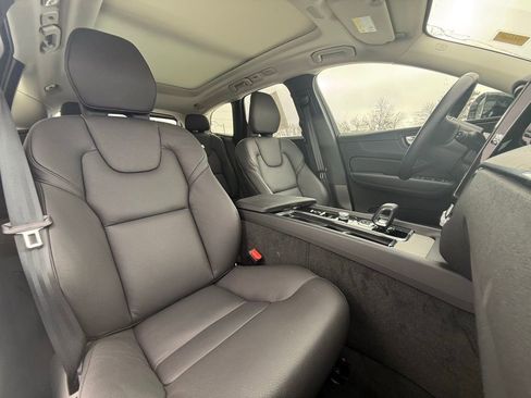 Used 2025 Volvo XC60 B5 Plus image 32