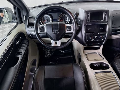 Used 2018 Dodge Grand Caravan SXT FWD image 3
