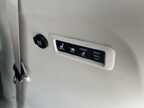 Used 2019 Chrysler Pacifica Limited w/ Tire & Wheel Group FWD image 23