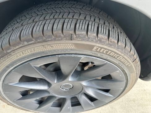 Used 2024 Tesla Model Y Long Range AWD/4WD image 13