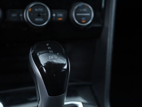 Used 2024 Volkswagen Taos SE image 9