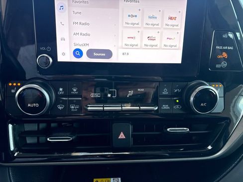 Used 2023 Toyota Highlander XLE FWD image 29