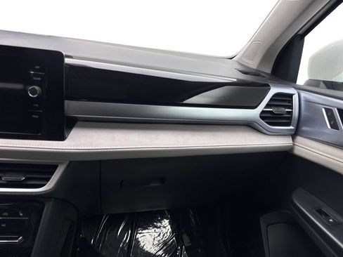 Used 2025 Volkswagen Taos SE w/ Panoramic Sunroof Package FWD image 58