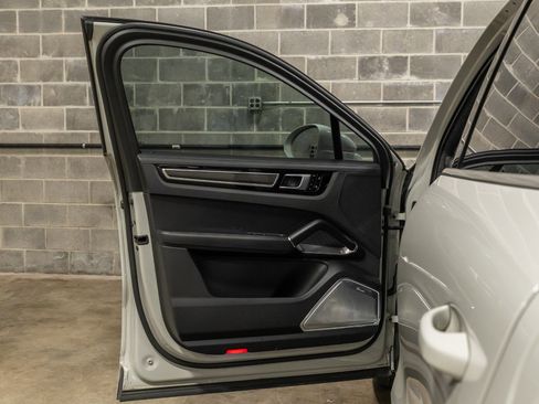 Used 2021 Porsche Cayenne Turbo S image 37