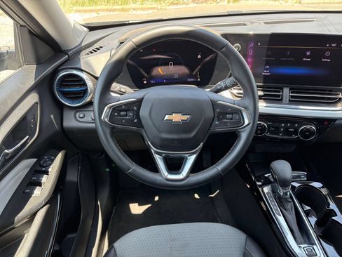 Used 2025 Chevrolet Trax LT w/ LT Convenience Package FWD image 34