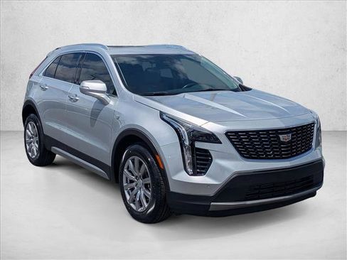Used 2022 Cadillac XT4 Premium Luxury w/ Enhanced Visibility Package FWD image 3