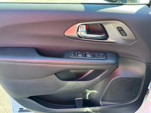 New 2026 Chrysler Pacifica Select image 15