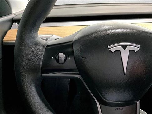 Used 2022 Tesla Model Y Long Range AWD/4WD image 20