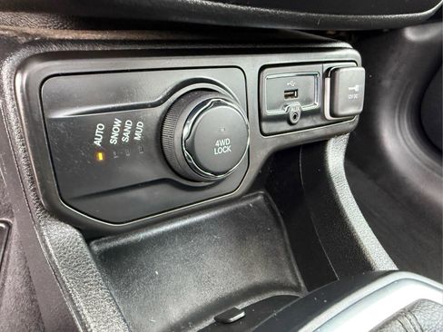 Used 2019 Jeep Renegade Altitude w/ UConnect 8.4 Nav Group AWD/4WD image 25