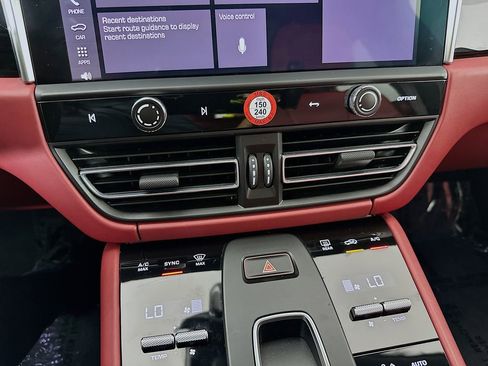 Certified 2024 Porsche Macan AWD/4WD image 18