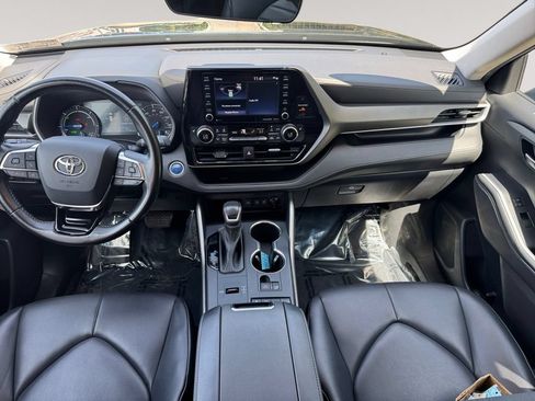 Used 2021 Toyota Highlander XLE AWD/4WD image 10