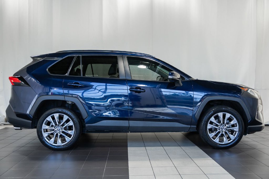 Used 2021 Toyota RAV4 XLE Premium FWD image 3