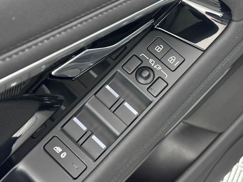 Used 2023 Land Rover Range Rover Evoque R-Dynamic SE image 23